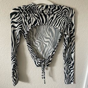 Backless Knotted Zebra Striped Crop Top
size: xs/s
#backless
#zebra
#crop